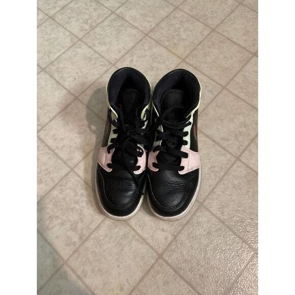 Nike Air‎ Jordan 1 Mid SE GS Glow In The Dark AV5174-076 Size 4.5Y - Picture 2 of 7